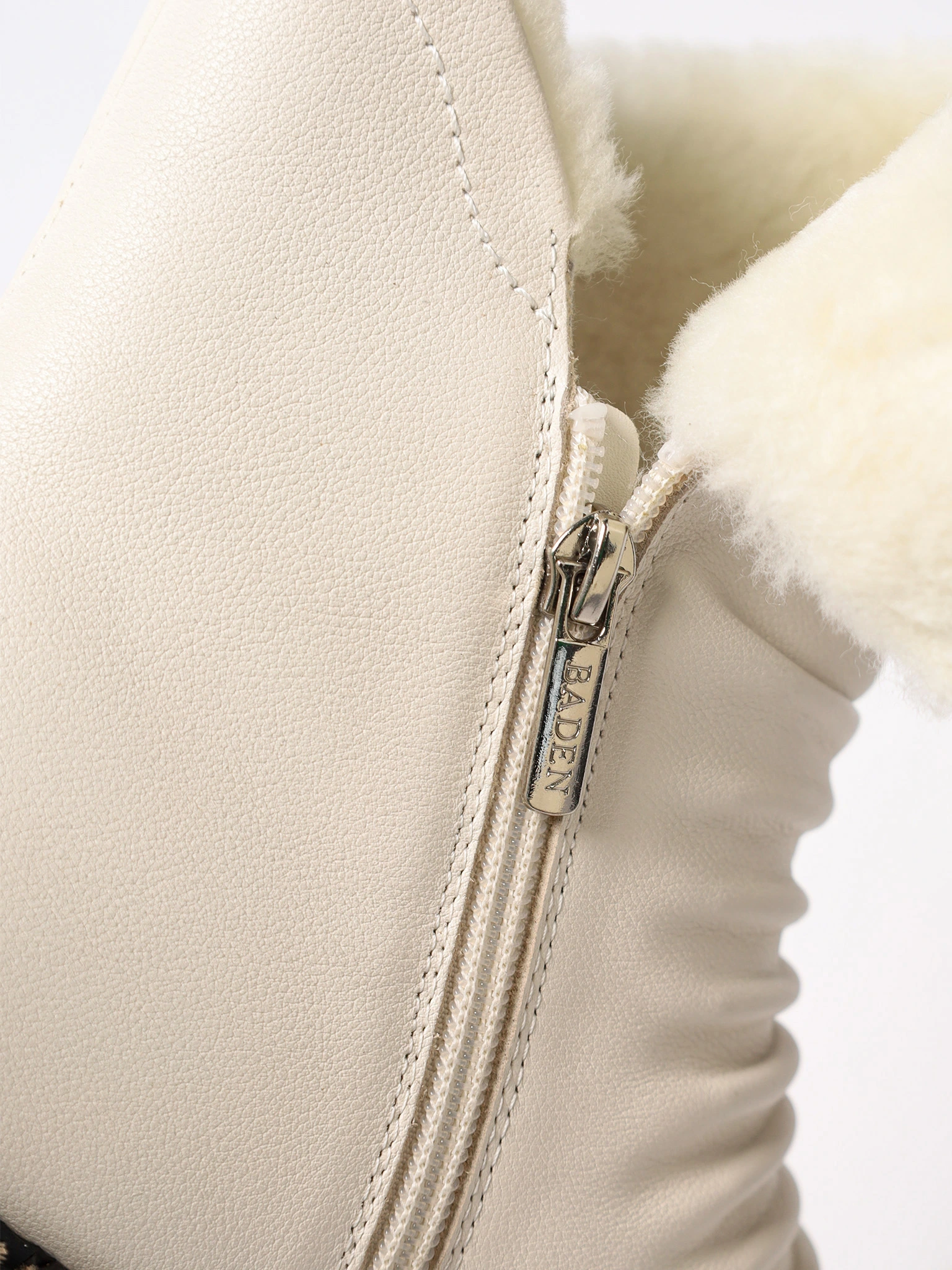 Ботинки молочного цвета на среднем каблуке